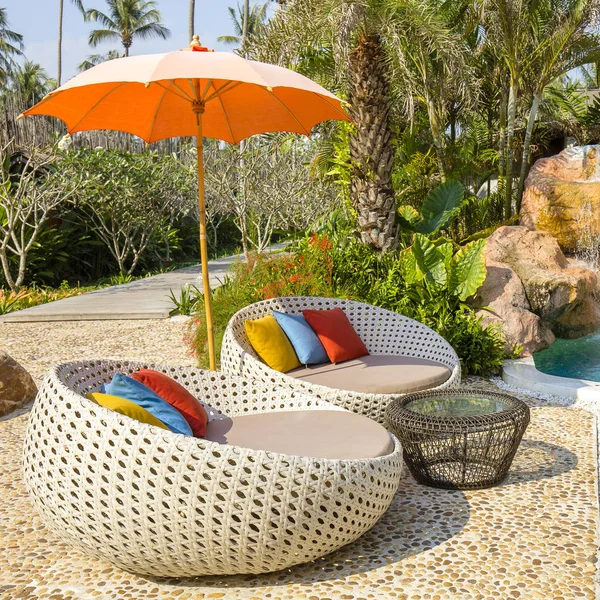 Krásná Pláž Bazénem Zelené Palmy Ratanové Pohovky Deštník Tropické Zahradě — Stock fotografie