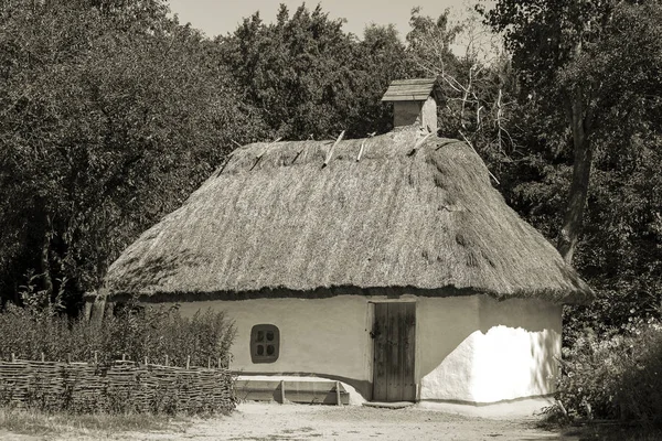 乌克兰基辅 Pirogovo 博物馆传统的乌克兰老房子 稻草屋顶 黑白相间 — 图库照片