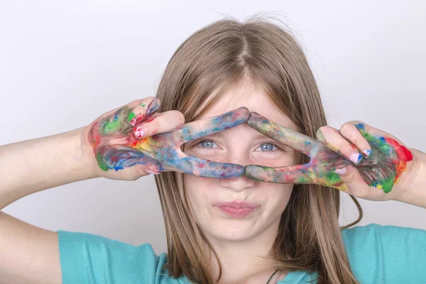 Porträt Junge Mädchen Und Hände Bunten Farben Bemalt Nahaufnahme — Stockfoto