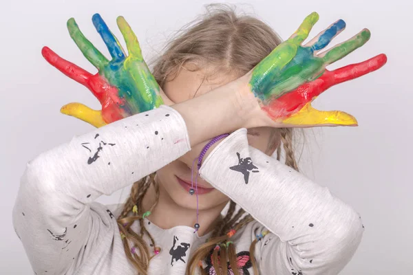 Retrato Niña Las Manos Pintadas Pinturas Colores Cerca — Foto de Stock