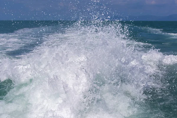 Océano Azul Olas Agua Mar Con Veloz Barco Yate Despertar — Foto de Stock