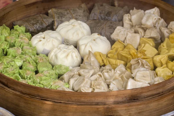 Friss Dim Sum Bambuszgőzösben Kínai Konyha Eladó Egy Helyi Piacon — Stock Fotó