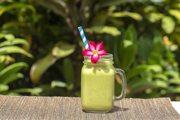 鳄梨绿色摇动或冰沙在桌子上 巴厘岛岛上的早餐 — 图库照片