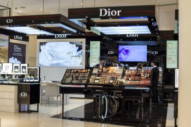 Bangkok, Tayland - 19 Kasım 2013: Dior dükkanı Siam Paragon Mall. 300.000 sq m ile perakende alanı Siam Paragon dünyanın en büyük merkezlerinden biridir