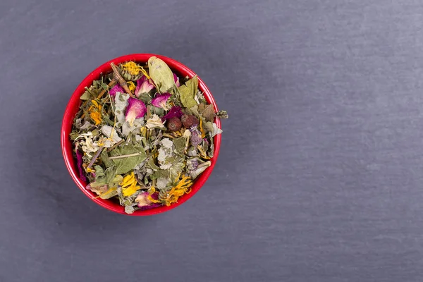 Farklı Kuru Otlar Çiçekler Kırmızı Kase Üstten Görünüm Sağlıklı Çay — Stok fotoğraf