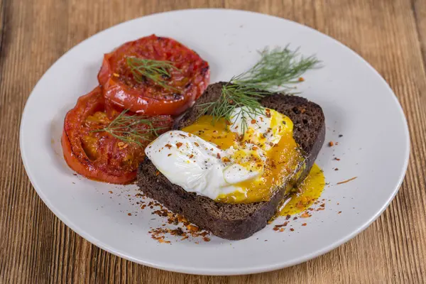 Huevo Escalfado Pedazo Pan Con Tomates Rojos Fritos Sobre Una —  Fotos de Stock