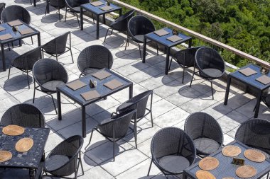 Masa ve sandalyeler içinde café volkan Batur, üstten görünüm sonraki boş. Ada Bali, Endonezya