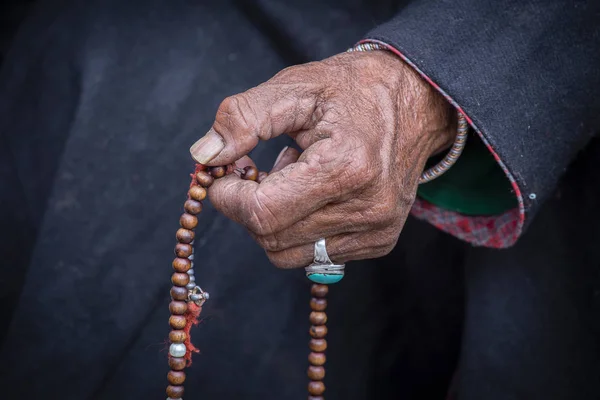 Παλιά Χέρια Της Μιας Θιβετιανής Γυναίκας Κρατώντας Προσευχή Βουδιστική Χάντρες — Φωτογραφία Αρχείου