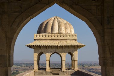Mahal Jahaz, gemi Palace Sunrise. Mandu, Madhya Pradesh. Hindistan. Arka planda eski Hint mimarisi