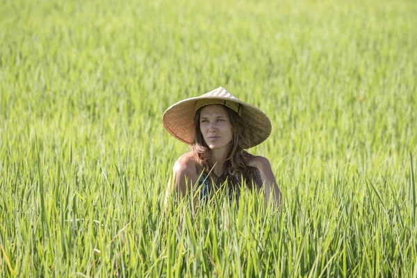 Portraitmädchen Mit Strohhut Vor Dem Hintergrund Eines Grünen Reisfeldes Bali — Stockfoto