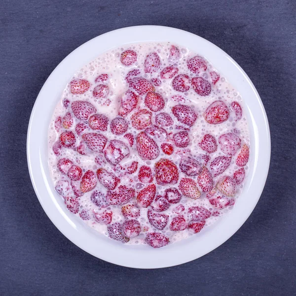 サワー クリームと白プレート 野生のベリーの蜂蜜と新鮮な熟した 森のイチゴ 赤いイチゴの背景 トップ ビューをクローズ アップ — ストック写真