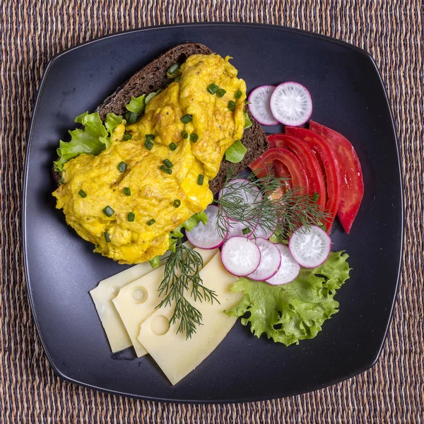 Omelete Ovo Pedaço Pão Preto Com Tomates Vermelhos Queijo Rabanete — Fotografia de Stock