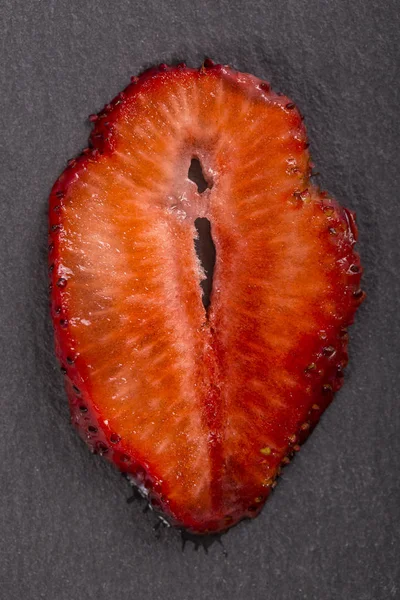 黒の背景に赤いイチゴのスライス クローズアップ トップビュー — ストック写真