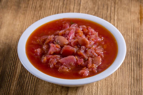 野菜スープ 赤いボルシチをクローズ アップ 健康なビーツのスープ 菜食主義の食糧 ウクライナとロシア国立食品 赤いビーツのスープ ボルシチ — ストック写真