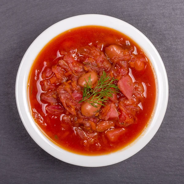 野菜スープ 赤いボルシチをクローズ アップ 健康なビーツのスープ 菜食主義の食糧 ウクライナとロシア国立食品 赤いビーツのスープ ボルシチ トップ ビュー — ストック写真