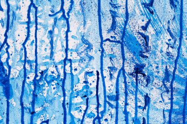 Beyaz zemin üzerine mavi grunge fırça darbeleri yağlı boya. Mavi boya soyut lekeleri