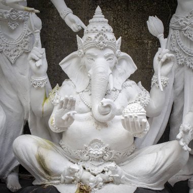 Hindu Tanrı Ganesha beyaz heykeli. Ada Bali, Ubud, Endonezya