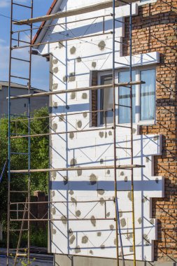 Ev iskelesi, tadilat. İnşaat işçileri için iskeleyi yenilemek için bir ev. Kapatın.