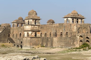 Mahal Jahaz, gemi Palace Sunrise. Mandu, Madhya Pradesh. Hindistan. Arka planda eski Hint mimarisi