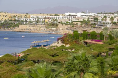 Sharm El-Sheikh, Mısır - 25 Mayıs 2018: güzel otel, plaja ve Kızıldeniz Sharm El Sheikh, South Sinai, Mısır'daki palmiye ağaçları yakınındaki