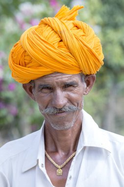 Pushkar, Hindistan - 24 Ekim 2014: Pushkar deve Mela içinde yer aldığı bir Hintli çiftçi adam portresi. Bu adil değil dünyanın en büyük deve Ticaret Fuarı.