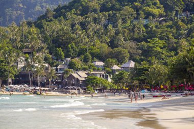Koh Samui, Tayland - 15 Mart 2018: Tanga Nai Pan Noi beach ve deniz dalgaları su. Koh Samui Adası turistler için en popüler yerlerinden biridir