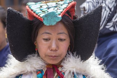 Hemis, Hindistan - 27 Haziran 2015: Ladakh, Kuzey Hindistan Hemis Festivali sırasında içinde ulusal tanımlanamayan Tibet Budist kadın