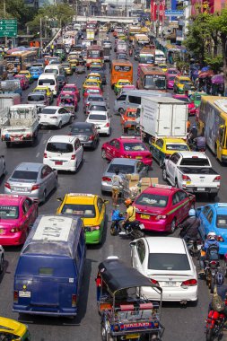 Bangkok, Tayland - 22 Ocak 2015: Şehir merkezinin ana cadde ağır trafikte. Trafik sıkışıklığı Bangkok, Tayland