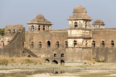 Mahal Jahaz, gemi Palace Sunrise. Mandu, Madhya Pradesh. Hindistan. Arka planda eski Hint mimarisi