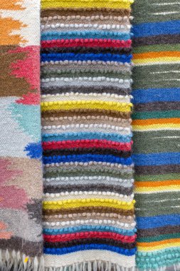 Karpatlar, Ukrayna sokak piyasada geleneksel güzel renkli yün battaniye. Yakın çekim