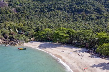 Koh Samui, Tayland - 18 Mart 2018: Tanga Nai Pan Noi beach ve deniz dalgaları su. Koh Samui Adası turistler için en popüler yerlerinden biridir