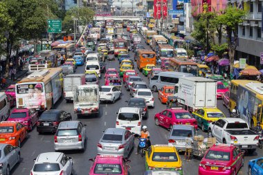 Bangkok, Tayland - 22 Ocak 2015: Şehir merkezinin ana cadde ağır trafikte. Trafik sıkışıklığı Bangkok, Tayland