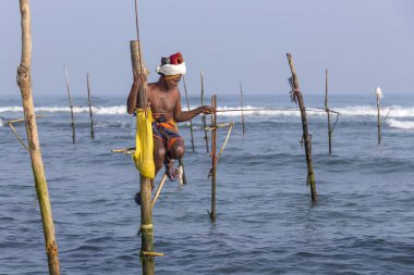 Koggala, Sri Lanka - 9 Kasım 2014: Tanımlanamayan yerel balıkçılar benzersiz tarzı balık. Bu tür Balık tutma için Güney Sri Lanka Hint Okyanusu'nda geleneksel.