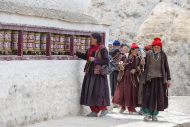 Lamayuru, Hindistan - 15 Haziran 2015: Tanımlanamayan Budist yaşlı kadınlar mistik maskesi Lamayuru Gompa, Ladakh, Kuzey Hindistan, Yuru Kabgyat Budist festivalin zamanında Tsam gizem dans dans sırasında