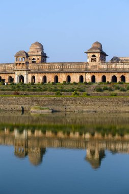 Gündoğumu Jahaz Mahal, gemi Sarayı ve mavi su göl. Mandu, Madhya Pradesh, Hindistan. Arka planda eski Hint mimarisi