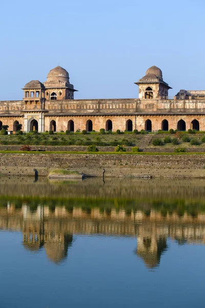 Gündoğumu Jahaz Mahal, gemi Sarayı ve mavi su göl. Mandu, Madhya Pradesh, Hindistan. Arka planda eski Hint mimarisi