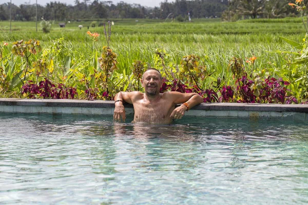 Portretul Unui Bărbat Atractiv Piscină Lângă Terasa Orez Insula Tropicală — Fotografie, imagine de stoc