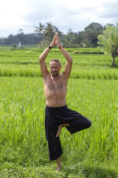 Homme Faisant Yoga Méditant Dans Une Position Près Une Terrasse — Photo