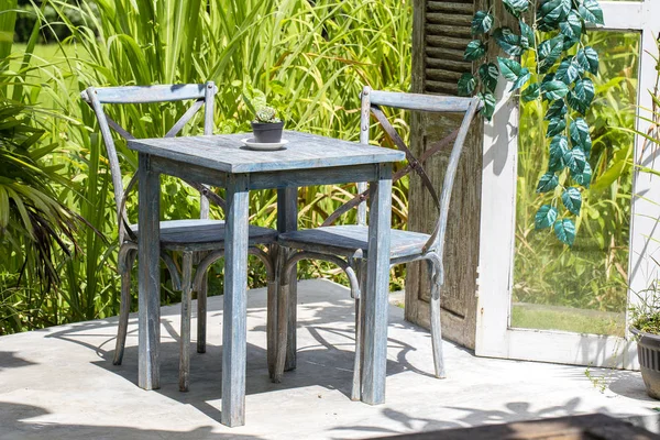 Stół Krzesła Drewniane Pusty Kawiarni Obok Tarasu Ryżowego Bliska Wyspa — Zdjęcie stockowe