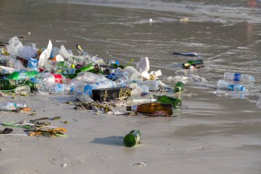 KOH PHANGAN, THAILAND - HABRUARY 01, 2018: Haad Rin plajındaki deniz suyu kirliliğinin sonuçları Koh Phangan, Tayland 'daki dolunay partisinden sonra