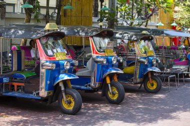 Bangkok, Tayland - 20 Mart 2018: Bangkok, Tayland caddesinde oto çekçek veya tuk-tuk. Tuk tuk 'lar genellikle insanları ve malları başkentte taşımak için kullanılır.