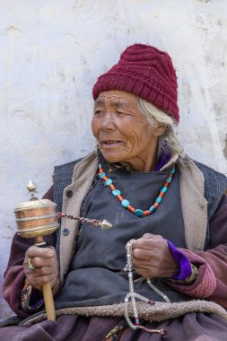 Lamayuru, Hindistan - 14 Haziran 2015: Tanımlanamayan Budist yaşlı kadınlar Tsam gizem zamanında Lamayuru Gompa, Ladakh, Kuzey Hindistan Yuru Kabgyat Festivali sırasında