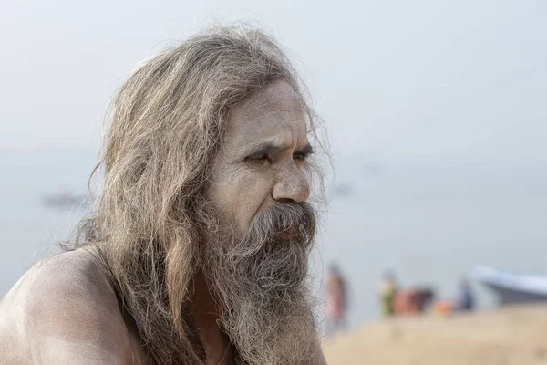 Varanasi, Hindistan - 26 Ocak 2017: Shaiva portre sadhu, Hindistan'da Varanasi, Ganj Nehri'nin ghats üzerinde kutsal adam. Yakın çekim