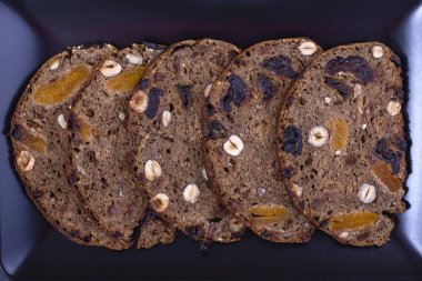 Tahıllar, fındık ve kuru kayısı, Erik ile gelen mayasız ekmek dilimleri yakın çekim, görünümü top