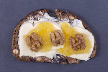 Sandviç mayasız ekmek tereyağı, peynir, bal ve ceviz ile yakın çekim, top görünümü