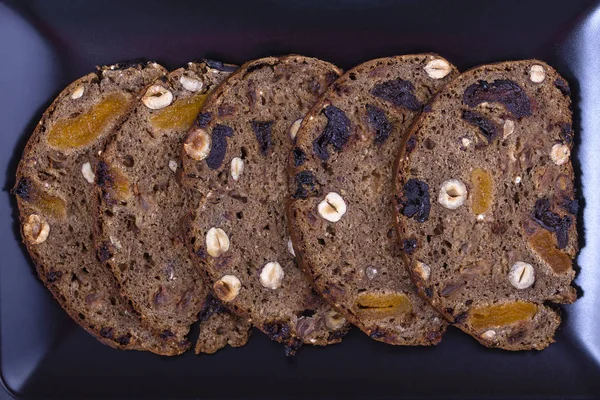 Tahıllar, fındık ve kuru kayısı, Erik ile gelen mayasız ekmek dilimleri yakın çekim, görünümü top