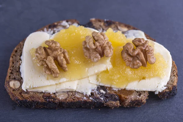 Sandwich Van Ongezuurde Brood Met Boter Kaas Honing Walnoten Close — Stockfoto