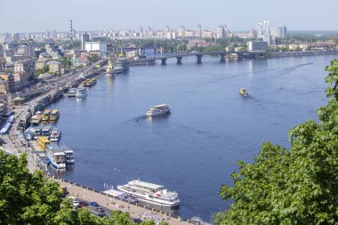 Kiev, Ukrayna - 05 Mayıs 2018: Zevk tekneler tarihi bölgesi Dnepr nehir ve nehir kıyısında. Kiev, Ukrayna