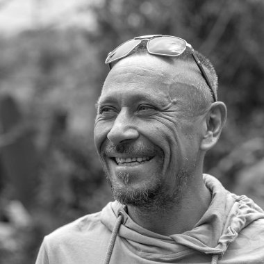 İnsanlar ve yaşam tarzı konsepti. Orta yaşlı, traşsız, doğa kökenli, duygusal portresi olan bir adam. Siyah ve beyaz