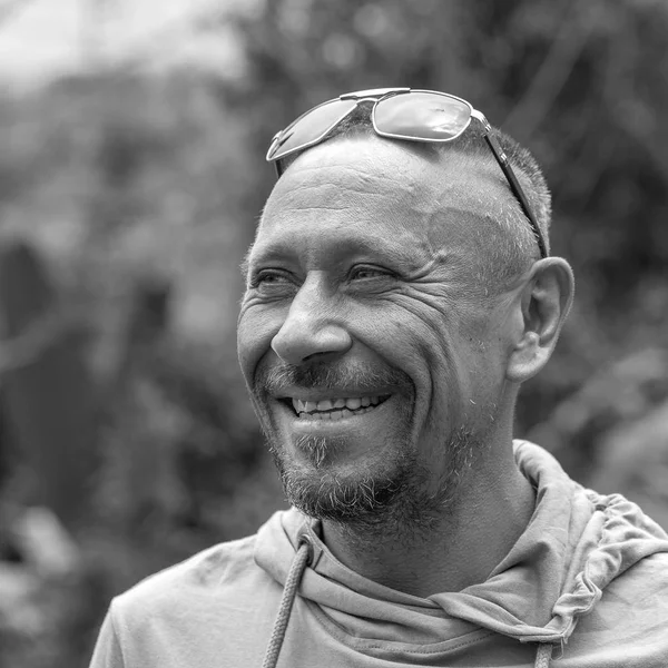 İnsanlar ve yaşam tarzı konsepti. Orta yaşlı, traşsız, doğa kökenli, duygusal portresi olan bir adam. Siyah ve beyaz